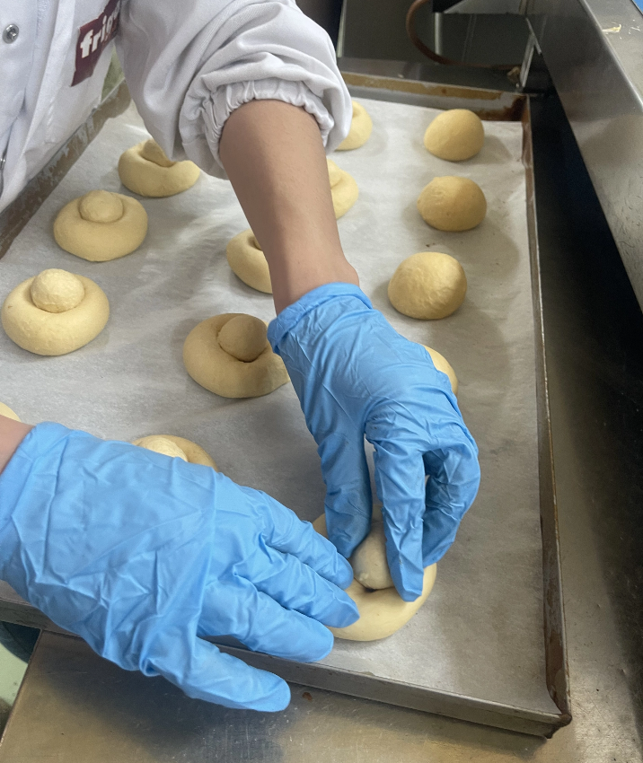 foto di un artigiano che prepara le brioche siciliane